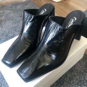 L’Intervalle Patent Leather Black Mule
